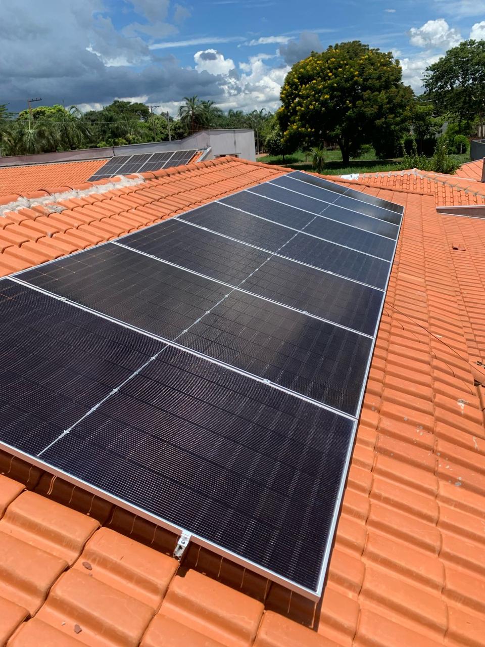 Sistema de painéis solares instalado em telhado colonial